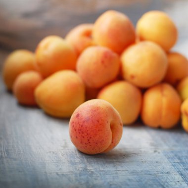 ahşap kutu üzerinde taze kayısı