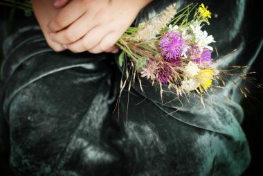 Çocuk el ile kır çiçekleri