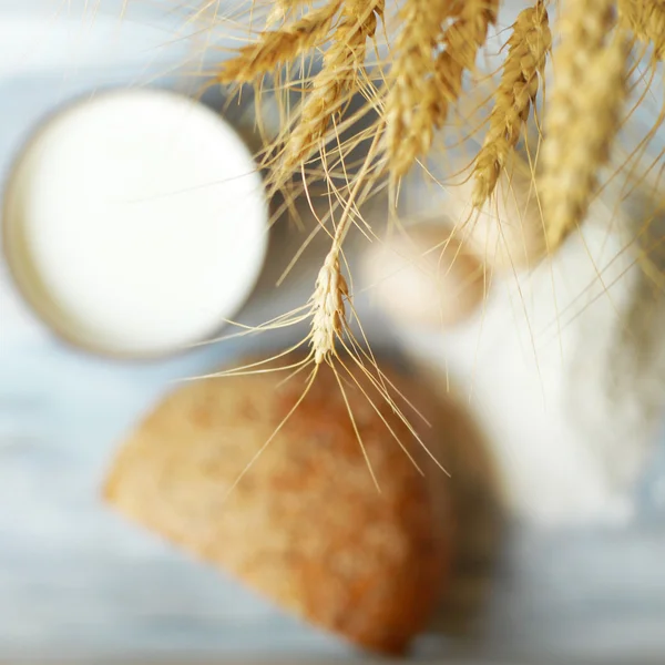 Leche, pan, huevos, harina y trigo sobre un fondo de madera vintage —  Fotos de Stock