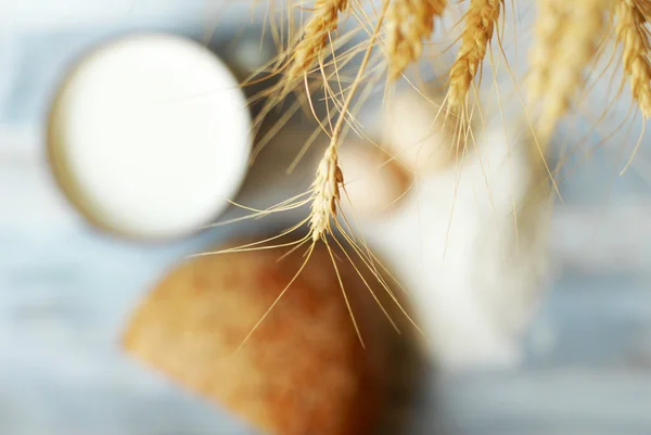 Leche, pan, huevos, harina y trigo sobre un fondo de madera vintage —  Fotos de Stock