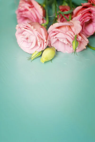 Blommor på trä bakgrund — Stockfoto