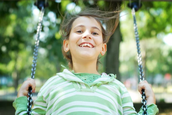 Niña jugando en el patio — Foto de Stock