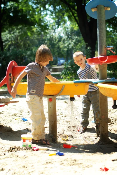 Petits garçons jouant sur le terrain de jeu — Photo