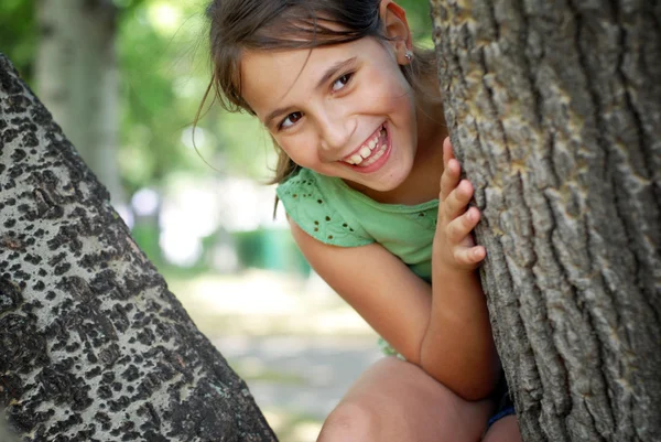 Fille assise sur l'arbre — Photo