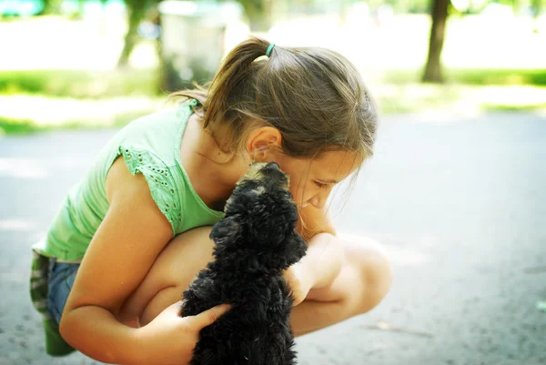 Kızla köpek yavrusu — Stok fotoğraf