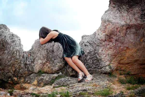 Bambina in cima alla collina — Foto Stock