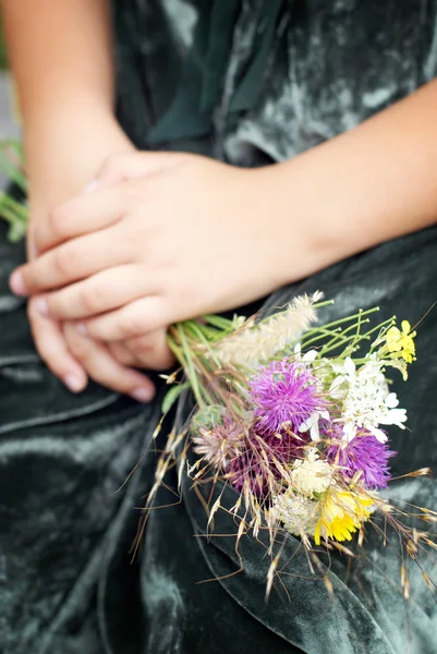 Mano de niño con flores silvestres —  Fotos de Stock