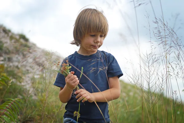 Kleine jongen op een heuvel — Stockfoto