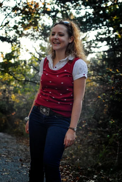Krásná mladá žena venkovní portrét — Stock fotografie