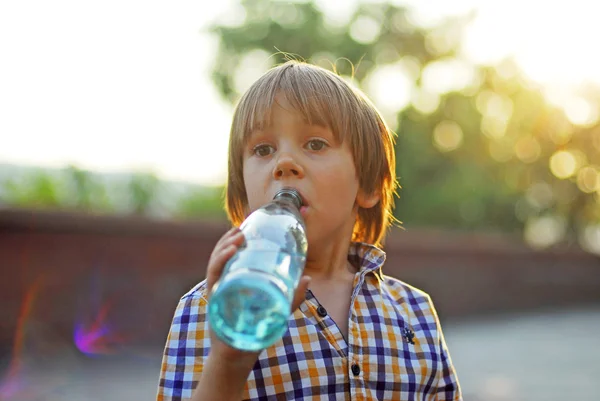 Porträt eines kleinen Jungen — Stockfoto