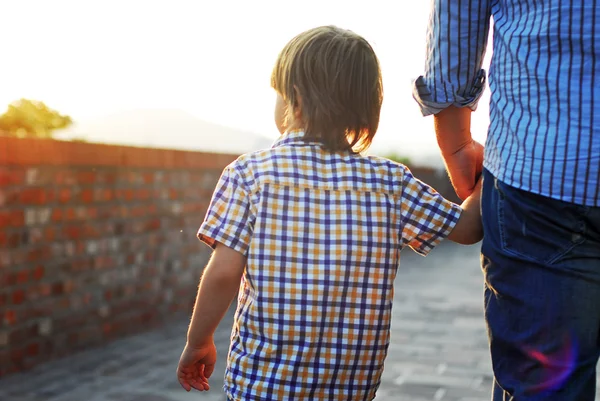 Hombre con hijo caminando y cogido de la mano — Foto de Stock