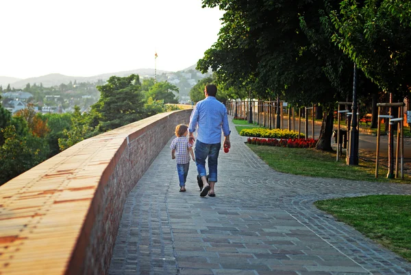 Uomo con figlio che cammina e si tiene per mano — Foto Stock