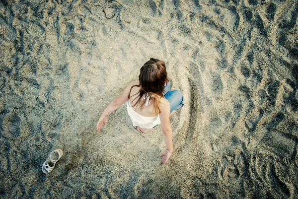 Menina brincando no playground — Fotografia de Stock