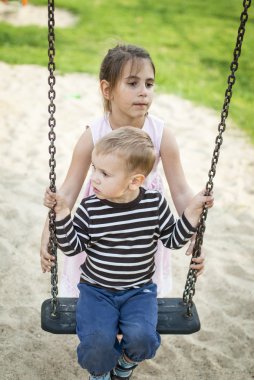 kız ve erkek kardeş parkta oynarken