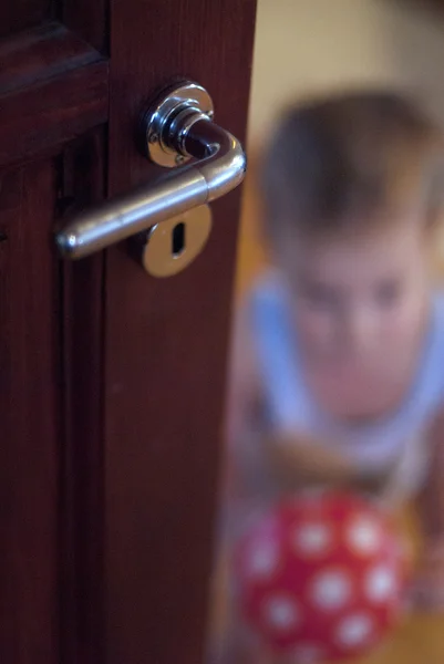 Kid behind door — Stock Photo, Image