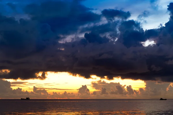 Západ slunce v Jihočínském moři s ohrožující nebe a lodí, Phu Quoc, Vietnam — Stock fotografie