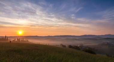 Val d'orcia fotoğrafçı, Toskana, İtalya ile güneş battıktan sonra