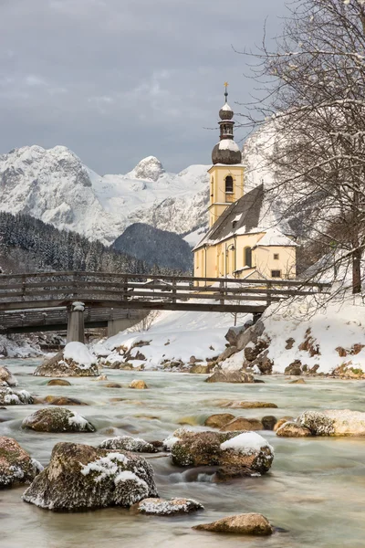 Iglesia con Alpes Alemanes en Ramsau, Baviera —  Fotos de Stock