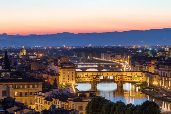 Firenze, az Arno-folyóra és a Ponte Vecchio, naplemente után, Olaszország Jogdíjmentes Stock Fotók