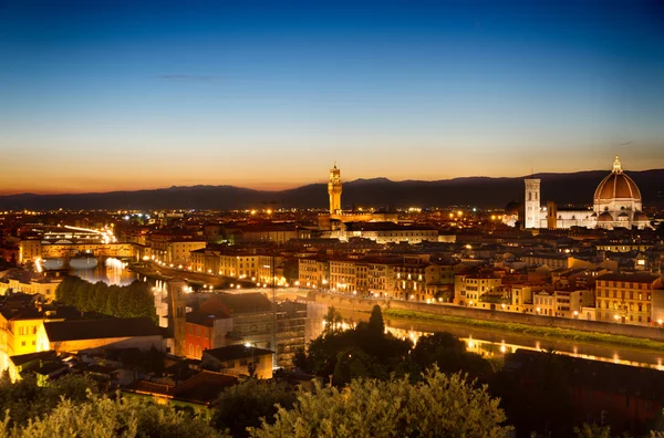 Florencja, rzekę arno i most ponte vecchio świcie, Włochy — Zdjęcie stockowe