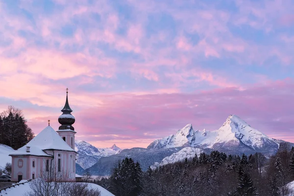 Watzmann bei Sonnenuntergang mit Kirche, Bayern, Berchtesgaden, deutsche Alpen — Stockfoto