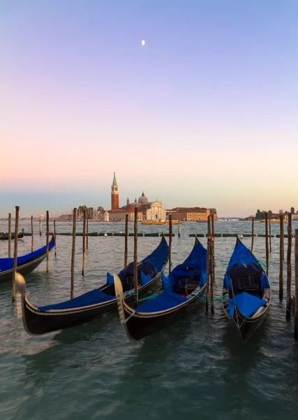 Gondeln bei Sonnenuntergang mit der Kirche San Giorgio di Maggiore, Venedig, Venedig, Italien — Stockfoto