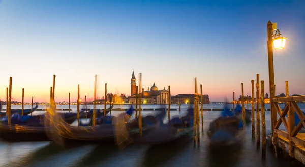 Gôndolas ao nascer do sol com a igreja de San Giorgio di Maggiore, Veneza, Veneza, Itália Fotos De Bancos De Imagens