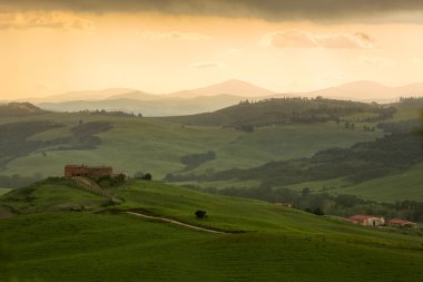 Toskana yatay, çiftlik evi ve sarı bir gökyüzü, pienza, İtalya