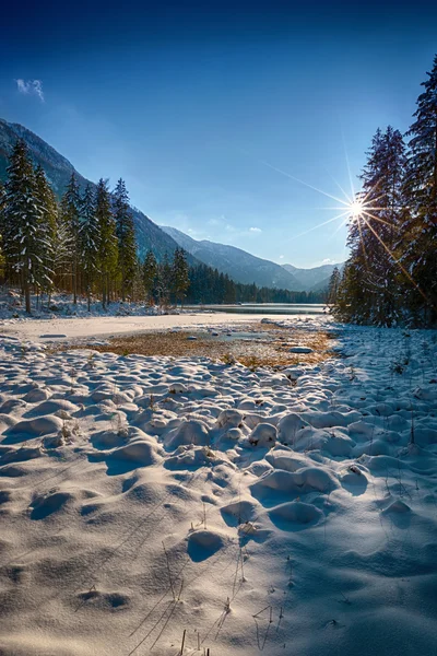 Snowcovered sjön hintersee, berchtesgadener land, Bayern, Tyskland — Stockfoto