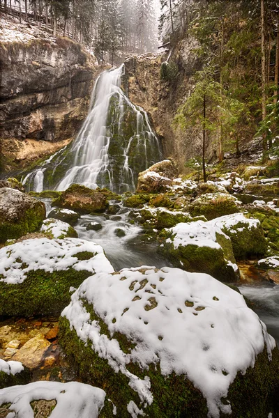 Gollinger waterval aan winter, Oostenrijk — Stockfoto