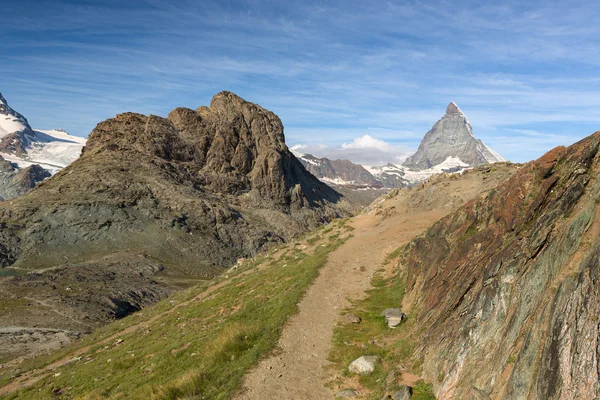 Stezka v riffelhorn s matterhorn zermatt, Alpy, Švýcarsko — Stock fotografie