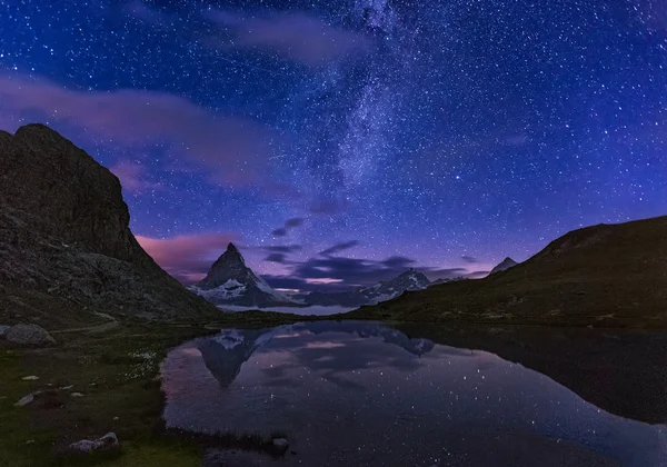 Matterhorn z najpiękniejszych i najspokojniejszych zakątków w nocy, zermatt, Alpy, Szwajcaria Zdjęcia Stockowe bez tantiem
