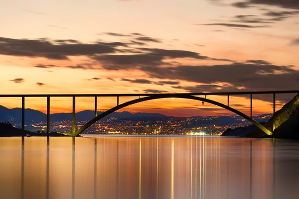 Brücke zur Insel Krk bei Sonnenuntergang, Kroatien — Stockfoto