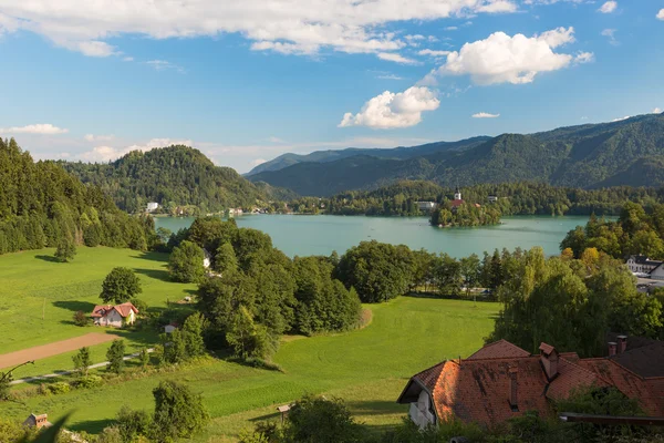 Jezioro bled w słoneczny dzień, Słowenia — Zdjęcie stockowe