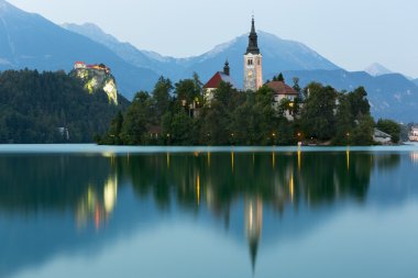 Bled Adası ve bled kale gece karanlığında, bled, Slovenya