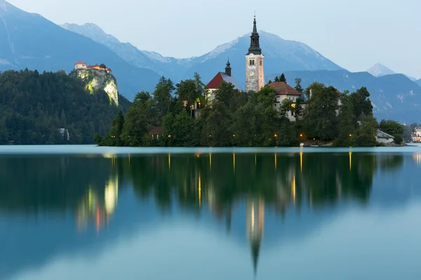 Bled ostrov a Bledské hrad za soumraku, bled, Slovinsko — Stock fotografie