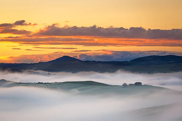 Statku nedaleko v údolí val d'orcia za mlhavé svítání, Toskánsko, Itálie — Stock fotografie