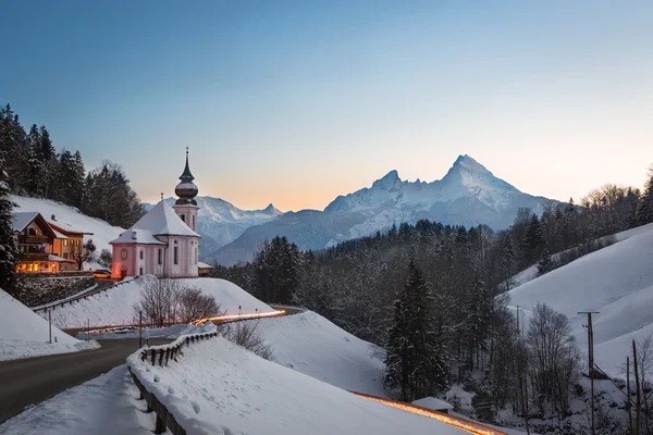 Maria gern kościoła w Bawarii z Alp watzmann, berchtesgaden, Niemcy — Zdjęcie stockowe