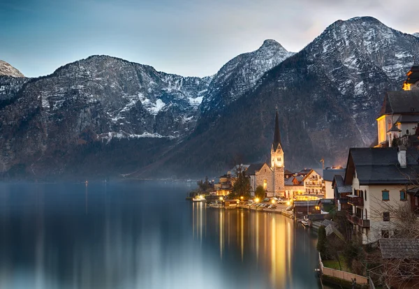alacakaranlıkta hallstatt Gölü, salzkammergut, Avusturya Alplerinde at