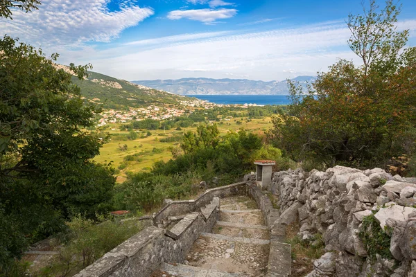 Bucht auf der Insel Krk mit Blick auf baska, Kroatien — Stockfoto