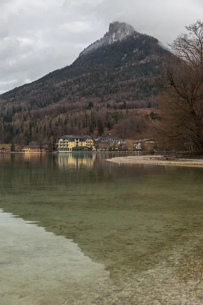 Reflexion im fuschlsee, salzkammergut, Österreich — Stockfoto