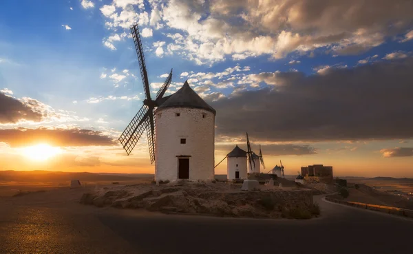 Väderkvarnar på solnedgången, consuegra, Kastilien-la mancha, Spanien — Stockfoto