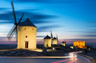 yel değirmenleri sonra günbatımı, consuegra, Kastilya-la mancha, İspanya