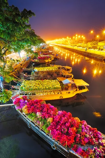 Schiffe auf dem Saigonblumenmarkt in Tet, Vietnam — Stockfoto