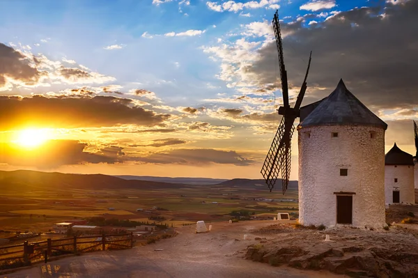 Väderkvarn på solnedgången, consuegra, Spanien — Stockfoto