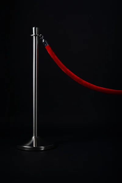 kırmızı bir ip ile gümüş desteklere