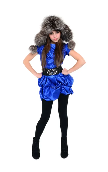 Genç Bayan kürk şapka daimi ellerini kalçalarına koy.