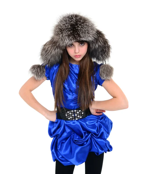 Genç Bayan kürk şapka daimi ellerini kalçalarına koy.