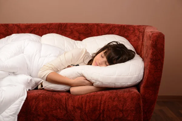 kanepe üzerinde kaymasını mutlu bir genç kız