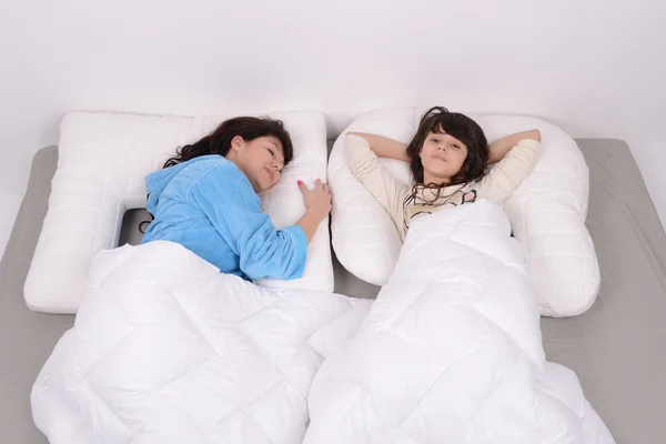 mutlu genç kız yastığına yalan